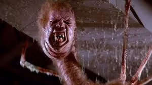 4. The Thing (Vật Thể): "The Thing" là một sinh vật ngoài hành tinh xuất hiện trong bộ phim cùng tên của John Carpenter. Điểm đáng sợ của The Thing là khả năng biến hình và mô phỏng hoàn hảo bất kỳ sinh vật nào nó tiếp xúc. Điều này khiến nó trở thành một kẻ thù không thể nhận biết, gieo rắc sự hoảng loạn và mất lòng tin giữa những người sống sót. Khả năng này khiến The Thing trở thành một trong những quái vật không gian nguy hiểm và đáng sợ nhất.(Ảnh:Bloody Disgusting)