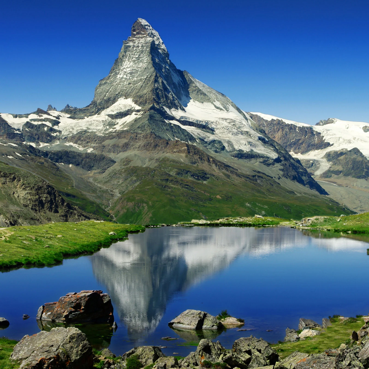 7. Matterhorn, Thụy Sĩ: Matterhorn là một trong những đỉnh núi nổi tiếng nhất thế giới, nằm trên dãy Alps, Thụy Sĩ. Với hình dáng đặc biệt và độ cao 4.478 mét, Matterhorn thu hút khoảng 2 triệu du khách mỗi năm. Đây là điểm đến lý tưởng cho các hoạt động leo núi, trượt tuyết và chụp ảnh phong cảnh.(Ảnh: outsideonline)