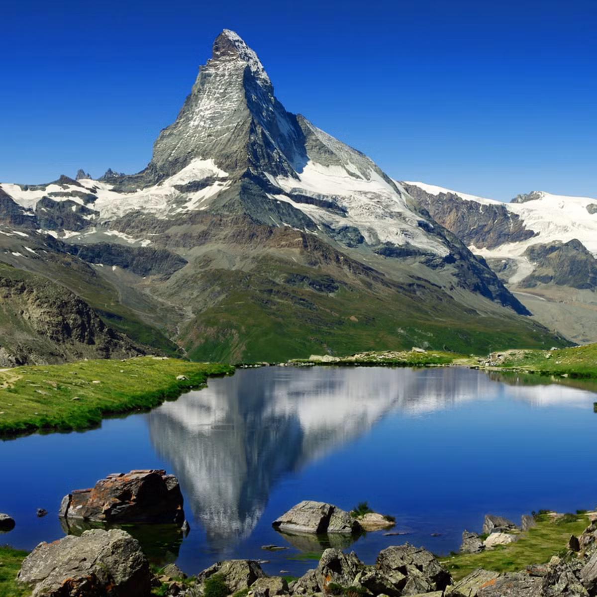 7. Matterhorn, Thụy Sĩ: Matterhorn là một trong những đỉnh núi nổi tiếng nhất thế giới, nằm trên dãy Alps, Thụy Sĩ. Với hình dáng đặc biệt và độ cao 4.478 mét, Matterhorn thu hút khoảng 2 triệu du khách mỗi năm. Đây là điểm đến lý tưởng cho các hoạt động leo núi, trượt tuyết và chụp ảnh phong cảnh.(Ảnh: outsideonline)