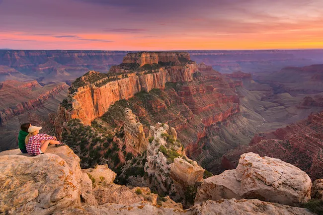 1. Grand Canyon, Mỹ: Grand Canyon, nằm ở bang Arizona, là một trong những kỳ quan thiên nhiên nổi tiếng nhất thế giới. Với độ sâu hơn 1.800 mét và dài gần 450 km, hẻm núi này thu hút khoảng 6 triệu du khách mỗi năm. Du khách đến đây để chiêm ngưỡng cảnh quan hùng vĩ, tham gia các hoạt động như đi bộ, chèo thuyền và chụp ảnh. (Ảnh: Shaka Guide)