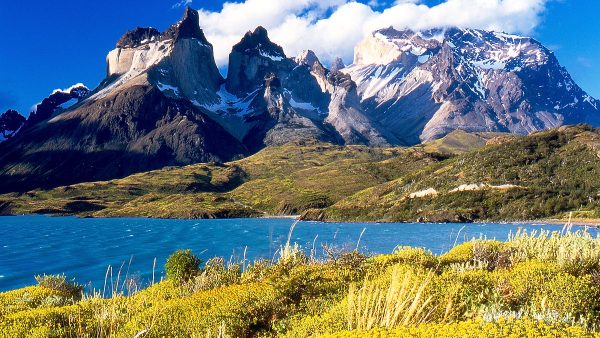 8. Vườn Quốc gia Torres del Paine, Chile: Vườn Quốc gia Torres del Paine, nằm ở Patagonia, Chile, là một trong những khu vực hoang sơ và đẹp nhất thế giới. Với những ngọn núi đá granit, hồ nước xanh biếc và các dòng sông băng, Torres del Paine thu hút khoảng 250.000 du khách mỗi năm. Du khách đến đây để leo núi, đi bộ đường dài và ngắm cảnh hoàng hôn tuyệt đẹp.(Ảnh: torresdelpaine)