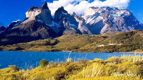 8. Vườn Quốc gia Torres del Paine, Chile: Vườn Quốc gia Torres del Paine, nằm ở Patagonia, Chile, là một trong những khu vực hoang sơ và đẹp nhất thế giới. Với những ngọn núi đá granit, hồ nước xanh biếc và các dòng sông băng, Torres del Paine thu hút khoảng 250.000 du khách mỗi năm. Du khách đến đây để leo núi, đi bộ đường dài và ngắm cảnh hoàng hôn tuyệt đẹp.(Ảnh: torresdelpaine)