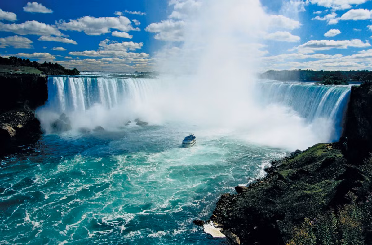 4. Thác Niagara, Mỹ và Canada: Thác Niagara, nằm giữa biên giới Mỹ và Canada, là một trong những thác nước nổi tiếng nhất thế giới. Với lưu lượng nước khổng lồ và vẻ đẹp hùng vĩ, thác Niagara thu hút khoảng 12 triệu du khách mỗi năm. Du khách có thể chiêm ngưỡng thác nước từ các đài quan sát, tham gia chuyến du thuyền Maid of the Mist hoặc trải nghiệm cảm giác mạnh tại các khu vui chơi gần đó.(Ảnh: Britannica)
