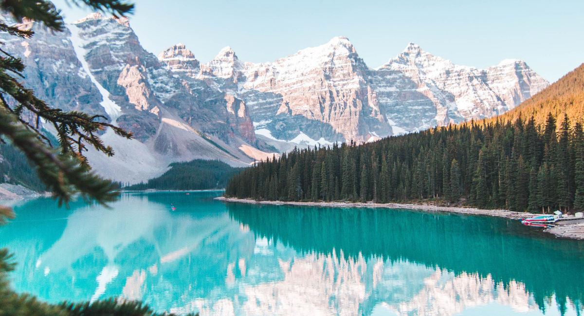 2. Vườn Quốc gia Banff, Canada: Vườn Quốc gia Banff, nằm trong dãy núi Rocky của Canada, là một trong những điểm đến thiên nhiên phổ biến nhất Bắc Mỹ. Với hồ Louise tuyệt đẹp, những ngọn núi phủ tuyết và suối nước nóng tự nhiên, Banff thu hút hơn 4 triệu du khách mỗi năm. Đây là nơi lý tưởng cho các hoạt động ngoài trời như leo núi, trượt tuyết và cắm trại.(Ảnh: Travel Curator)