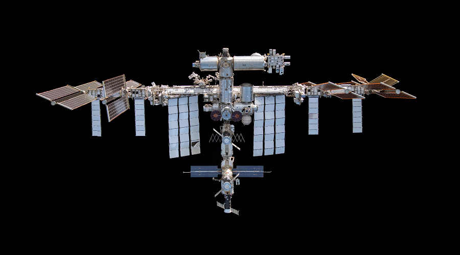8. Trạm vũ trụ Quốc Tế (ISS): ISS, một dự án hợp tác quốc tế do NASA dẫn đầu, là phòng thí nghiệm không gian lớn nhất và phức tạp nhất từng được xây dựng. ISS không chỉ là nơi thực hiện các thí nghiệm khoa học tiên tiến trong môi trường không trọng lực, mà còn là biểu tượng của hợp tác quốc tế, mở ra cơ hội cho nhiều quốc gia tham gia vào công cuộc khám phá không gian. (Ảnh: NASA)