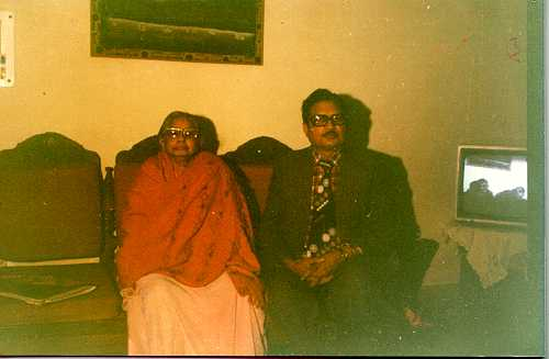 Shanti Devi kể lại trải nghiệm về cái chết và cuộc sống sau khi chết dưới sự thôi miên, miêu tả chi tiết về thế giới bên kia. Cô qua đời vào năm 1987. Câu chuyện của cô được ghi lại trong sách và được nhớ mãi như một bằng chứng thuyết phục về thuyết luân hồi.(Ảnh: Reincarnation Researches)