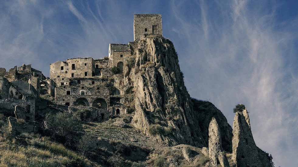 2. Làng Craco, Ý: Craco là một ngôi làng cổ xưa ở miền Nam nước Ý, bị bỏ hoang vào năm 1963 do những trận động đất và lở đất liên tiếp. Ngôi làng nằm trên một ngọn đồi cao, với những tàn tích của các tòa nhà cổ kính và con đường vắng lặng tạo nên khung cảnh đầy ám ảnh. Những câu chuyện về bóng ma của những cư dân cũ vẫn lang thang trong làng đã biến Craco thành điểm đến thu hút các nhà thám hiểm và những người săn ma.