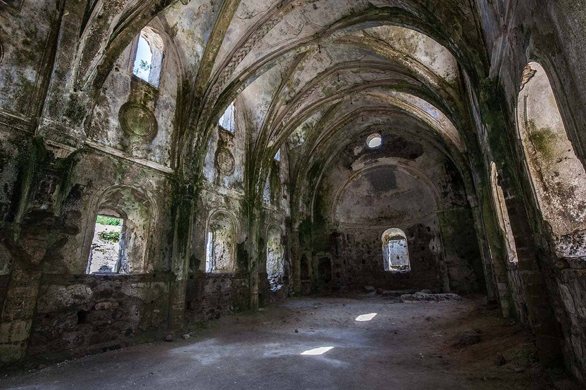 4. Làng Kayaköy, Thổ Nhĩ Kỳ: Kayaköy, từng là một ngôi làng sôi động của người Hy Lạp tại Thổ Nhĩ Kỳ, đã bị bỏ hoang sau cuộc trao đổi dân số giữa Hy Lạp và Thổ Nhĩ Kỳ năm 1923. Những ngôi nhà đổ nát và những con đường vắng lặng tạo nên một khung cảnh u ám. Người ta đồn rằng, linh hồn của những người đã mất tại đây vẫn còn lảng vảng, khiến Kayaköy trở thành một nơi bị ám ảnh trong mắt nhiều người.