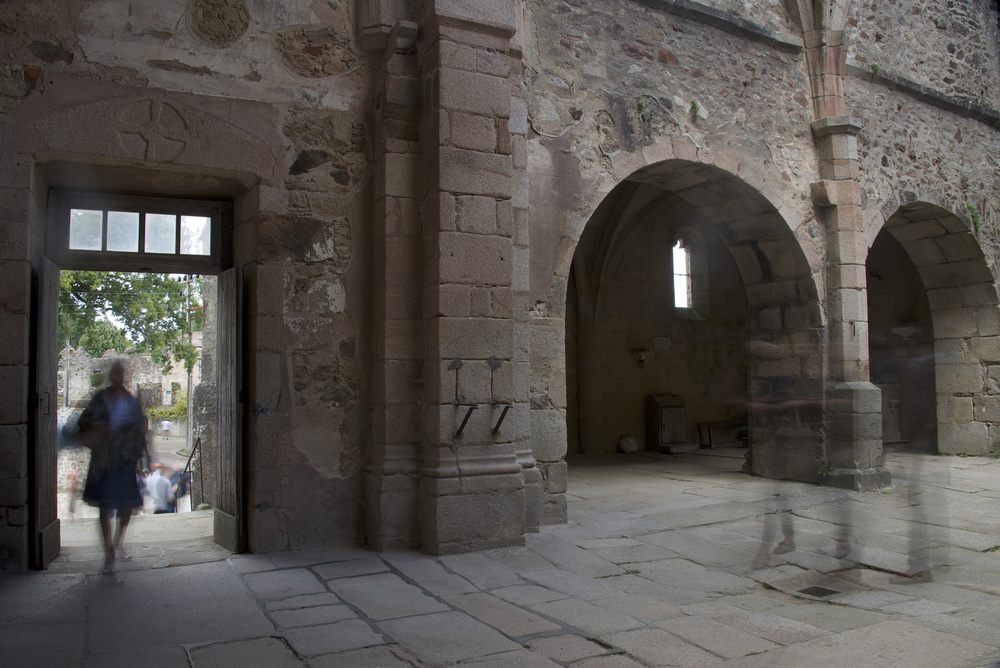 6. Làng Oradour-sur-Glane, Pháp: Oradour-sur-Glane là một ngôi làng ở Pháp, nơi xảy ra vụ thảm sát kinh hoàng vào năm 1944 khi quân Đức Quốc xã giết hại 642 người dân vô tội. Ngôi làng đã được bảo tồn như một đài tưởng niệm, và những tàn tích của nó vẫn giữ nguyên trạng từ ngày đó. Nhiều người tin rằng, những linh hồn của các nạn nhân vẫn còn lảng vảng trong làng, tạo nên bầu không khí lạnh lẽo và u ám.