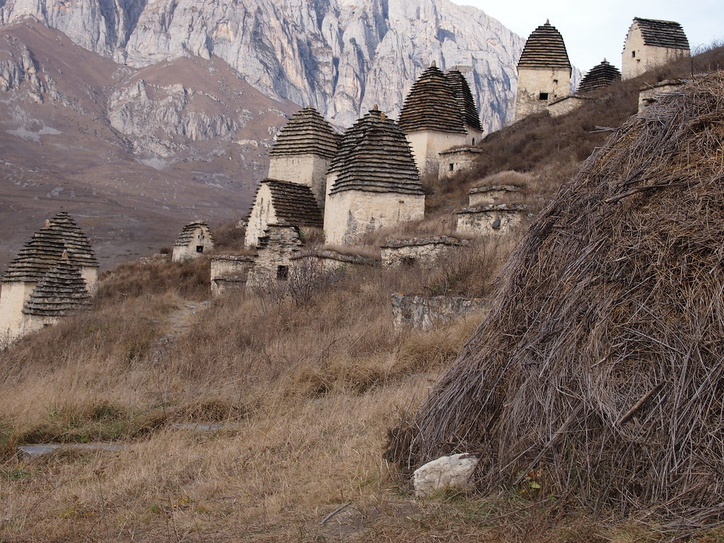 7. Làng Dargavs, Nga: Dargavs, hay còn được gọi là “Thành phố của người chết,” là một ngôi làng kỳ lạ ở Bắc Ossetia, Nga. Ngôi làng này nổi tiếng với những ngôi mộ cổ, trong đó xác chết được đặt trong các hầm mộ đá nhỏ. Người dân địa phương tin rằng, những linh hồn của người đã khuất vẫn còn lẩn khuất trong làng. Dargavs được coi là một nơi rùng rợn, và chỉ những ai thực sự can đảm mới dám đến thăm.