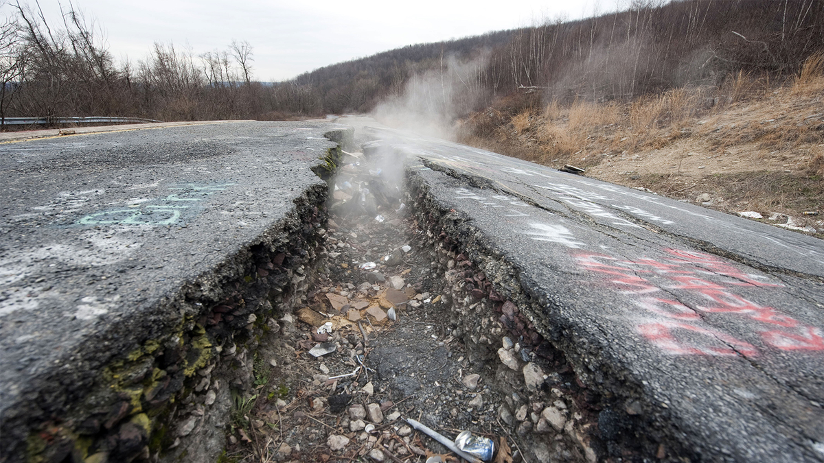 5. Làng Centralia, Pennsylvania, Mỹ: Centralia là một thị trấn nhỏ ở Pennsylvania, từng là nơi sinh sống của hàng nghìn người cho đến khi một vụ cháy hầm mỏ xảy ra vào năm 1962. Đám cháy ngầm này vẫn tiếp tục bùng phát dưới lòng đất, khiến người dân phải di tản. Ngày nay, Centralia là một thị trấn ma, với những con đường nứt toác và khói bốc lên từ lòng đất. Những câu chuyện về bóng ma của những cư dân cũ, bị mắc kẹt trong vụ cháy, đã khiến Centralia trở thành nơi bị ám ảnh.