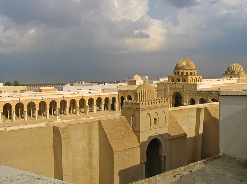 3. Bệnh viện và hệ thống chăm sóc sức khỏe: Người Hồi giáo đã tiên phong trong việc xây dựng các bệnh viện hiện đại đầu tiên. Bệnh viện Al-Qairawan ở Tunisia (năm 830) và Bimaristan của Ahmad ibn Tulun ở Cairo (năm 872) không chỉ cung cấp dịch vụ y tế mà còn là trung tâm nghiên cứu và giảng dạy y học. Những bệnh viện này có các khoa riêng biệt, hồ sơ bệnh án và hệ thống cấp bậc y tế, tạo tiền đề cho hệ thống y tế hiện đại.(Ảnh: Wikipedia)