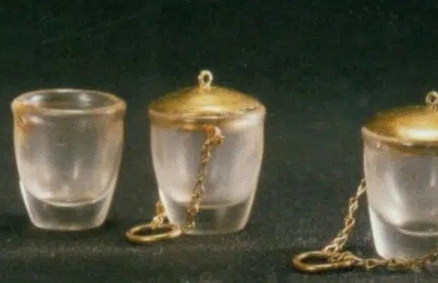 Trong số những cổ vật khai quật được, một cái chén pha lê đeo dây chuyền vàng gây ấn tượng mạnh. Ban đầu, nghi ngờ đây là đồ vật thời hiện đại hoặc bị trộm, nhưng sau khi kiểm tra, các chuyên gia xác nhận nó là một sản phẩm pha lê tinh xảo của thời kỳ nhà Liêu.