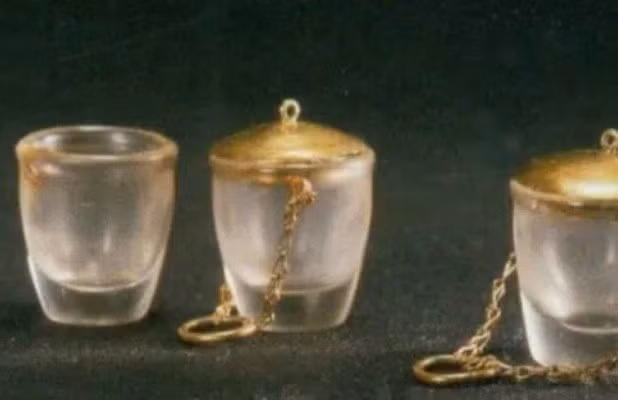 Trong số những cổ vật khai quật được, một cái chén pha lê đeo dây chuyền vàng gây ấn tượng mạnh. Ban đầu, nghi ngờ đây là đồ vật thời hiện đại hoặc bị trộm, nhưng sau khi kiểm tra, các chuyên gia xác nhận nó là một sản phẩm pha lê tinh xảo của thời kỳ nhà Liêu.