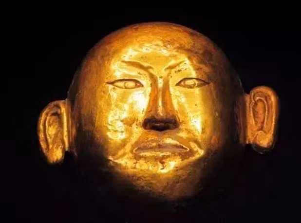 Lăng mộ này có cấu trúc phức tạp với hành lang và buồng mộ rộng lớn chứa nhiều đồ tùy táng quý giá như vàng, bạc, và lụa.