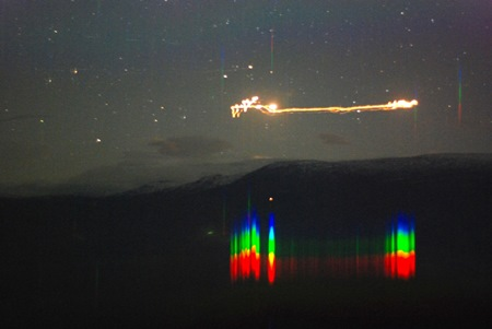 6. Những đốm ánh sáng Hessdalen: Tại thung lũng Hessdalen ở Na Uy, từ thập niên 1980, người ta đã quan sát thấy những đốm sáng bí ẩn xuất hiện trên bầu trời. Các đốm sáng này có nhiều màu sắc khác nhau và di chuyển với tốc độ bất thường. Dù đã có nhiều cuộc nghiên cứu, các nhà khoa học vẫn chưa thể xác định nguyên nhân gây ra hiện tượng này. (Ảnh: HIOF)