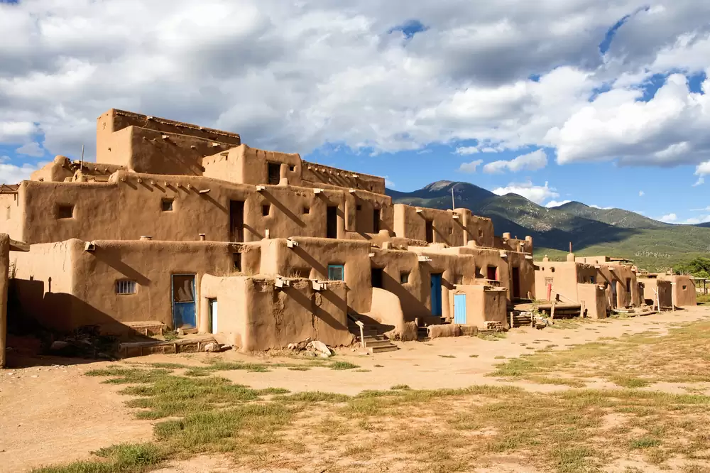 8. Âm thanh Taos Hum: Tại thị trấn Taos, New Mexico, nhiều người đã nghe thấy một tiếng rì rầm tần số thấp, được gọi là "Taos Hum". Âm thanh này chỉ nghe được ở một số khu vực nhất định và không phải ai cũng có thể nghe thấy. Dù đã có nhiều nghiên cứu, nguồn gốc của Taos Hum vẫn là một bí ẩn. (Ảnh: Thrillist)