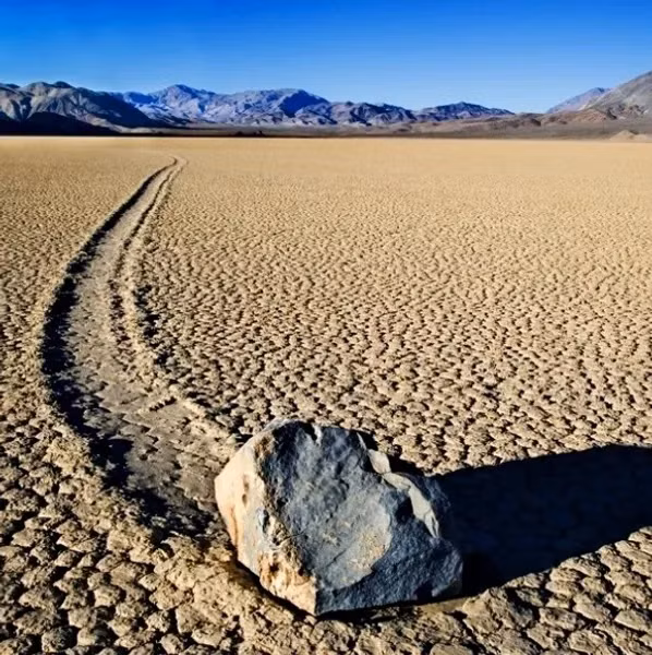 1. Đá chuyển động ở Thung lũng Chết: Thung lũng Chết ở California, Mỹ, là nơi nổi tiếng với những tảng đá tự di chuyển trên mặt đất phẳng mà không có sự can thiệp nào của con người hay động vật. Những vệt dài trên mặt đất chứng minh rằng các tảng đá này đã di chuyển một quãng đường dài, nhưng cách chúng di chuyển vẫn là một bí ẩn. Một số nhà khoa học cho rằng hiện tượng lạ lùng này có thể liên quan đến lớp băng mỏng hình thành dưới đá, nhưng vẫn chưa có lời giải thích nào hoàn toàn thuyết phục. (Ảnh: sailingstone)