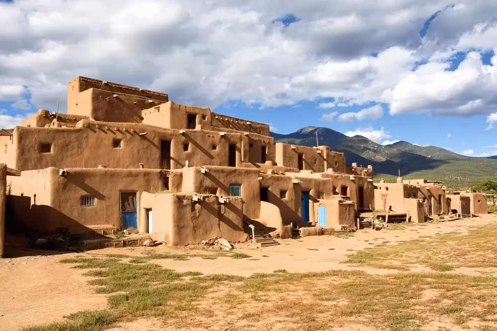 8. Âm thanh Taos Hum: Tại thị trấn Taos, New Mexico, nhiều người đã nghe thấy một tiếng rì rầm tần số thấp, được gọi là "Taos Hum". Âm thanh này chỉ nghe được ở một số khu vực nhất định và không phải ai cũng có thể nghe thấy. Dù đã có nhiều nghiên cứu, nguồn gốc của Taos Hum vẫn là một bí ẩn. (Ảnh: Thrillist)