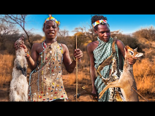 Người Hadza có phân công giới tính rõ ràng trong việc săn bắn và hái lượm. Đàn ông thường đi săn và tìm mật ong, trong khi phụ nữ đào củ và hái trái cây. (Ảnh: YouTube)