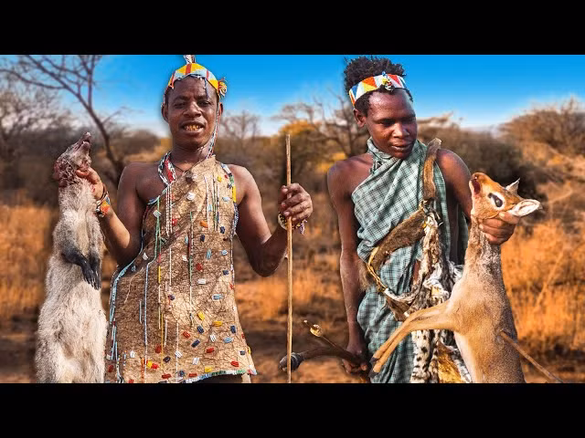 Người Hadza có phân công giới tính rõ ràng trong việc săn bắn và hái lượm. Đàn ông thường đi săn và tìm mật ong, trong khi phụ nữ đào củ và hái trái cây. (Ảnh: YouTube)