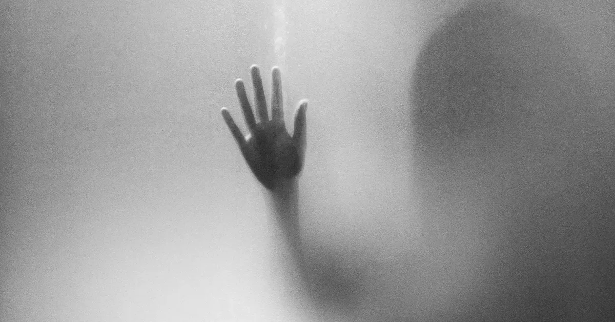 7.Ghi nhớ cảm xúc và tình cảm: Có câu chuyện về một cặp vợ chồng mua một chiếc gương cổ đẹp từ một người ở St. Petersburg. Họ treo gương trong phòng ngủ, nhưng sau đó, họ bắt đầu mơ thấy mình bị thiêu cháy và thức giấc vì tiếng kêu thét của họ. Vitaly Pravdivtsev khuyên họ nên dời gương ra khỏi phòng ngủ, và ác mộng đã biến mất. Theo ông, chiếc gương có thể “nhớ” lại các cảm xúc và tình cảm của những người đứng trước nó. Nó là sự phản ánh cá nhân của người sử dụng.