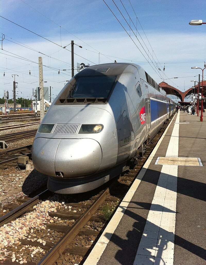 5. TGV POS, Pháp: Tốc độ tối đa: 357 km/h (trong thử nghiệm). TGV POS là một trong những dòng tàu cao tốc nổi tiếng của Pháp, phục vụ tuyến Paris – Đông Nam nước Pháp và các quốc gia láng giềng. Với tốc độ tối đa 357 km/h đạt được trong một cuộc thử nghiệm, TGV POS đã thiết lập tiêu chuẩn mới cho tốc độ và hiệu quả trên đường sắt. (Ảnh: Wikimedia Commons)