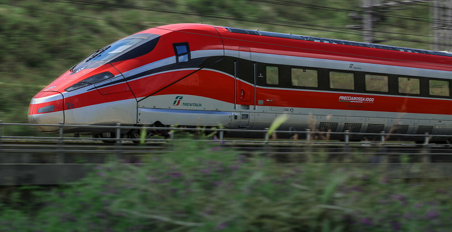 6. Frecciarossa 1000, Ý: Tốc độ tối đa: 360 km/h. Frecciarossa 1000, hay còn gọi là Red Arrow, là biểu tượng của tốc độ và sự sang trọng trên đường sắt Ý. Tàu có thể đạt tốc độ tối đa 360 km/h, kết nối các thành phố chính như Rome, Milan, Florence và Naples một cách nhanh chóng và thoải mái.(Ảnh: Trainline)