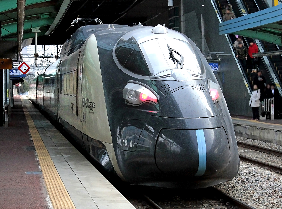 7. HEMU-430X, Hàn Quốc: Tốc độ tối đa: 421 km/h (trong thử nghiệm). HEMU-430X (High-Speed Electric Multiple Unit 430 km/h eXperiment) là mẫu tàu cao tốc thử nghiệm của Hàn Quốc. Dù chưa đi vào hoạt động thương mại, HEMU-430X đã đạt tốc độ 421 km/h trong các cuộc thử nghiệm, hứa hẹn sẽ mang lại những đột phá mới cho ngành đường sắt cao tốc của Hàn Quốc.(Ảnh: Wikipedia)