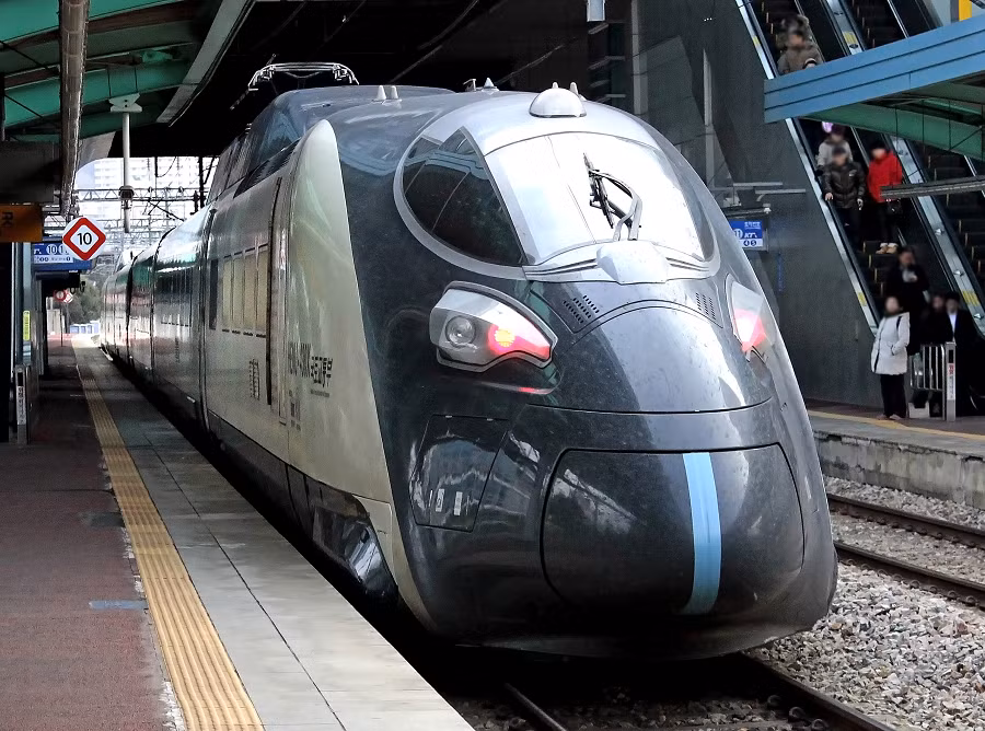 7. HEMU-430X, Hàn Quốc: Tốc độ tối đa: 421 km/h (trong thử nghiệm). HEMU-430X (High-Speed Electric Multiple Unit 430 km/h eXperiment) là mẫu tàu cao tốc thử nghiệm của Hàn Quốc. Dù chưa đi vào hoạt động thương mại, HEMU-430X đã đạt tốc độ 421 km/h trong các cuộc thử nghiệm, hứa hẹn sẽ mang lại những đột phá mới cho ngành đường sắt cao tốc của Hàn Quốc.(Ảnh: Wikipedia)