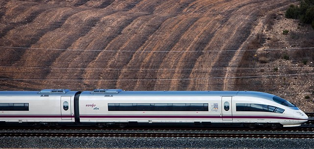 4. AVE S-103, Tây Ban Nha: Tốc độ tối đa: 350 km/h. Được sản xuất bởi Siemens, AVE S-103 là dòng tàu cao tốc của Tây Ban Nha, vận hành trên các tuyến đường của mạng lưới đường sắt cao tốc AVE. Tàu kết nối Madrid và Barcelona chỉ trong 2 giờ 30 phút, phục vụ hàng triệu hành khách mỗi năm. (Ảnh: Renfe)