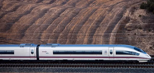 4. AVE S-103, Tây Ban Nha: Tốc độ tối đa: 350 km/h. Được sản xuất bởi Siemens, AVE S-103 là dòng tàu cao tốc của Tây Ban Nha, vận hành trên các tuyến đường của mạng lưới đường sắt cao tốc AVE. Tàu kết nối Madrid và Barcelona chỉ trong 2 giờ 30 phút, phục vụ hàng triệu hành khách mỗi năm. (Ảnh: Renfe)