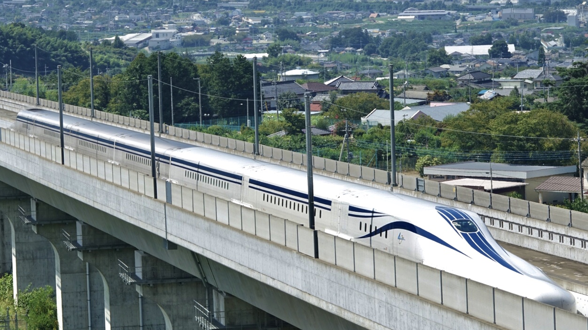 2. L0 Series Maglev, Nhật Bản: Tốc độ tối đa: 603 km/h (trong thử nghiệm). Tàu maglev L0 Series của Nhật Bản đã lập kỷ lục thế giới với tốc độ 603 km/h trong một cuộc thử nghiệm vào năm 2015. Dự kiến sẽ hoạt động thương mại vào năm 2027, tuyến Chūō Shinkansen sẽ kết nối Tokyo và Nagoya trong vòng 40 phút, rút ngắn đáng kể thời gian di chuyển hiện tại.(Ảnh: Wikipedia)