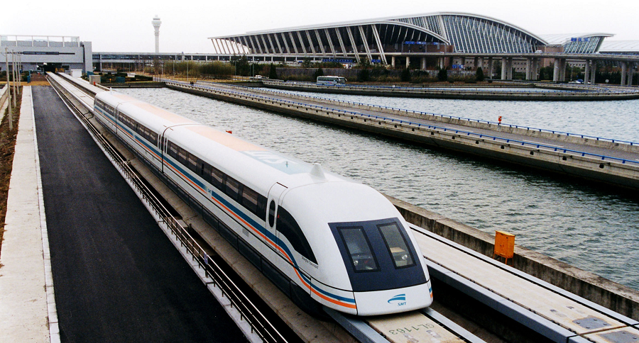 1. Shanghai Maglev, Trung Quốc: Tốc độ tối đa: 431 km/h. Shanghai Maglev là chuyến tàu đệm từ trường (maglev) đầu tiên trên thế giới, hoạt động từ năm 2004. Tuyến đường dài 30 km kết nối sân bay quốc tế Phố Đông với khu vực ngoại ô Thượng Hải chỉ trong 7 phút rưỡi. Sử dụng công nghệ từ trường nâng và đẩy, Shanghai Maglev đạt tốc độ tối đa 431 km/h, biến nó trở thành chuyến tàu thương mại nhanh nhất thế giới. (Ảnh: Wikipedia)