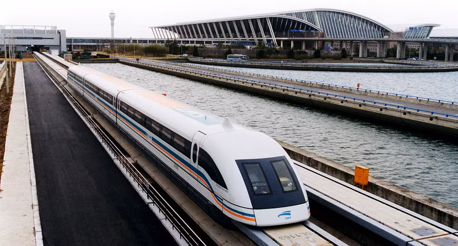 1. Shanghai Maglev, Trung Quốc: Tốc độ tối đa: 431 km/h. Shanghai Maglev là chuyến tàu đệm từ trường (maglev) đầu tiên trên thế giới, hoạt động từ năm 2004. Tuyến đường dài 30 km kết nối sân bay quốc tế Phố Đông với khu vực ngoại ô Thượng Hải chỉ trong 7 phút rưỡi. Sử dụng công nghệ từ trường nâng và đẩy, Shanghai Maglev đạt tốc độ tối đa 431 km/h, biến nó trở thành chuyến tàu thương mại nhanh nhất thế giới. (Ảnh: Wikipedia)