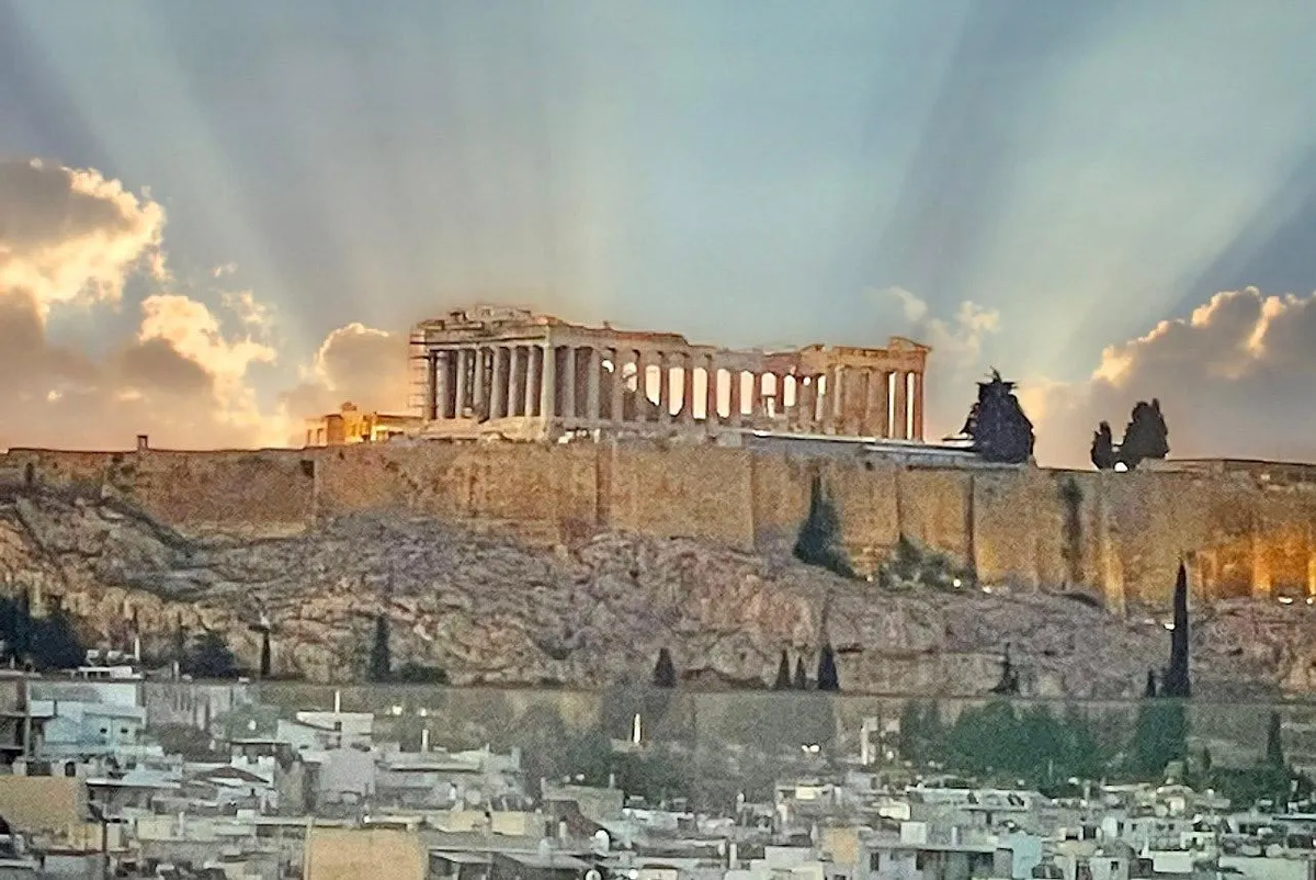 4. Athens (Hy Lạp): Athens, thành phố cổ đại Hy Lạp, là nơi khởi nguồn của nền dân chủ và triết học phương Tây. Với các công trình kiến trúc nổi tiếng như Đền Parthenon, Athens là trung tâm văn hóa và trí tuệ của thế giới Hy Lạp cổ đại. Các triết gia vĩ đại như Socrates, Plato, và Aristotle đều từng sống và giảng dạy tại đây. (Ảnh: Forbes)