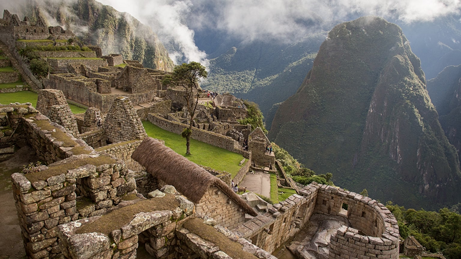 8. Machu Picchu (Peru): Machu Picchu, nằm trên dãy núi Andes, là một trong những thành phố bí ẩn và vĩ đại nhất của nền văn minh Inca. Được xây dựng vào thế kỷ 15, thành phố này nổi tiếng với các công trình kiến trúc đá khổng lồ và cảnh quan thiên nhiên tuyệt đẹp. Machu Picchu là một trong những di sản văn hóa quan trọng nhất của nhân loại và thu hút hàng triệu du khách mỗi năm. (Ảnh: National Geographic)