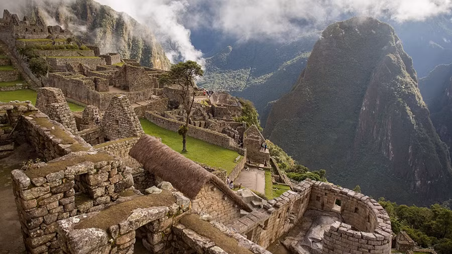 8. Machu Picchu (Peru): Machu Picchu, nằm trên dãy núi Andes, là một trong những thành phố bí ẩn và vĩ đại nhất của nền văn minh Inca. Được xây dựng vào thế kỷ 15, thành phố này nổi tiếng với các công trình kiến trúc đá khổng lồ và cảnh quan thiên nhiên tuyệt đẹp. Machu Picchu là một trong những di sản văn hóa quan trọng nhất của nhân loại và thu hút hàng triệu du khách mỗi năm. (Ảnh: National Geographic)
