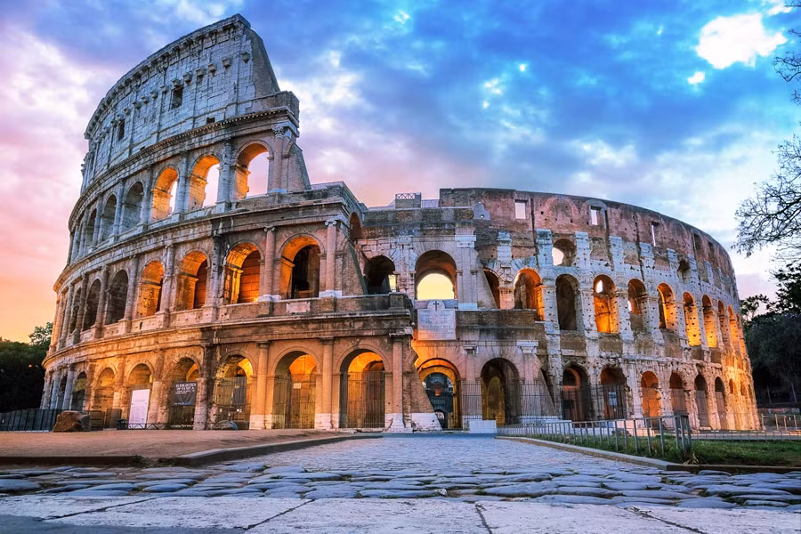 3. Rome (Ý): Rome, được thành lập vào năm 753 TCN, là trung tâm của Đế chế La Mã, một trong những đế chế lớn nhất và có ảnh hưởng nhất trong lịch sử. Thành phố này nổi tiếng với nhiều công trình kiến trúc vĩ đại như Đấu trường La Mã, Đền Pantheon, và Đền thờ La Mã. Rome không chỉ là trung tâm chính trị và quân sự mà còn là trung tâm văn hóa và tôn giáo của thế giới cổ đại. (Ảnh: National Geographic Kids)