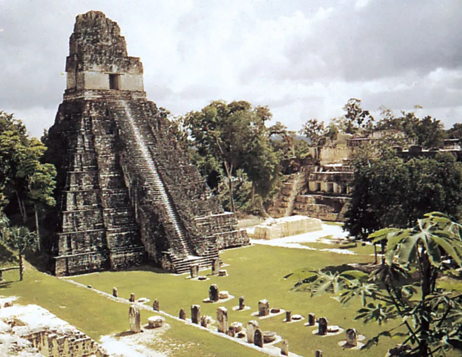 5. Tikal (Guatemala): Tikal là một trong những thành phố quan trọng nhất của nền văn minh Maya ở Trung Mỹ. Được xây dựng từ khoảng năm 600 TCN đến 900 SCN, Tikal nổi tiếng với các kim tự tháp và đền thờ cao vút. Thành phố này là trung tâm chính trị, kinh tế và tôn giáo của vùng Maya và chứa đựng nhiều di sản văn hóa quý báu. (Ảnh: Britannica)