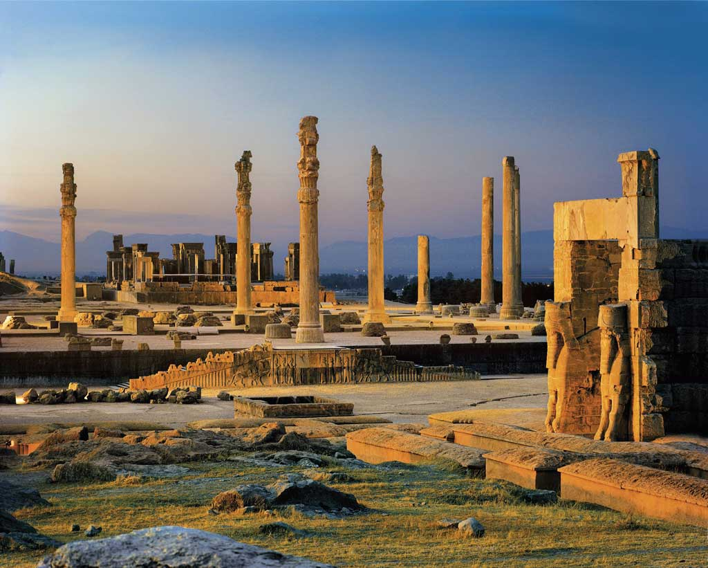 6. Persepolis (Iran): Persepolis, thành lập bởi vua Darius Đại đế vào khoảng năm 518 TCN, là thủ đô nghi lễ của Đế chế Ba Tư. Thành phố này nổi tiếng với cung điện nguy nga và các bức tường chạm khắc tinh xảo, thể hiện sự giàu có và quyền lực của đế chế. Persepolis là trung tâm chính trị và văn hóa của một trong những đế chế hùng mạnh nhất trong lịch sử.(Ảnh: amuraworld)