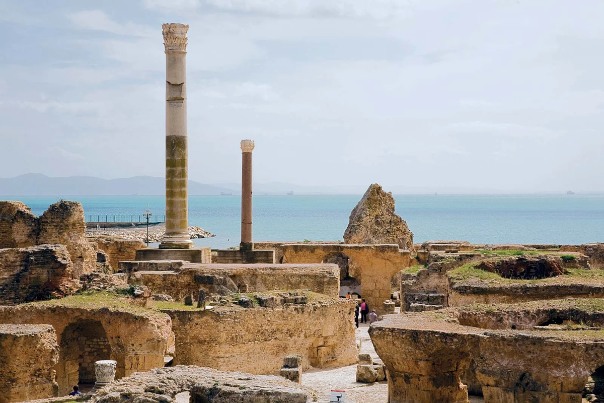7. Carthage (Tunisia): Carthage, thành lập bởi người Phoenicia vào khoảng năm 814 TCN, là một trong những thành phố quan trọng nhất của Đế chế Carthage. Thành phố này nổi tiếng với hạm đội hải quân mạnh mẽ và các cuộc chiến tranh Punic chống lại Đế chế La Mã. Mặc dù bị phá hủy bởi người La Mã vào năm 146 TCN, Carthage vẫn để lại di sản lớn lao trong lịch sử. (Ảnh: Britannica)