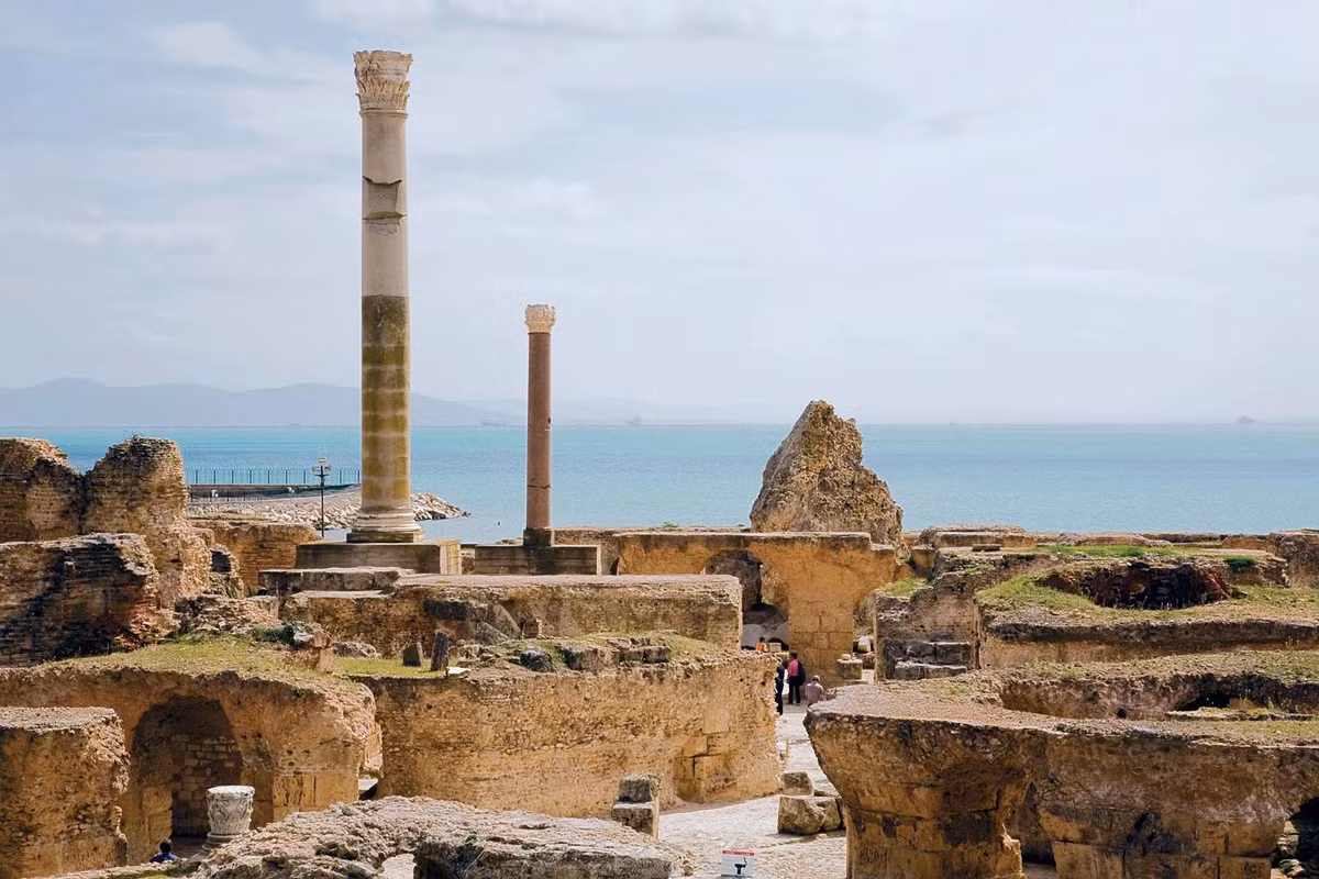 7. Carthage (Tunisia): Carthage, thành lập bởi người Phoenicia vào khoảng năm 814 TCN, là một trong những thành phố quan trọng nhất của Đế chế Carthage. Thành phố này nổi tiếng với hạm đội hải quân mạnh mẽ và các cuộc chiến tranh Punic chống lại Đế chế La Mã. Mặc dù bị phá hủy bởi người La Mã vào năm 146 TCN, Carthage vẫn để lại di sản lớn lao trong lịch sử. (Ảnh: Britannica)