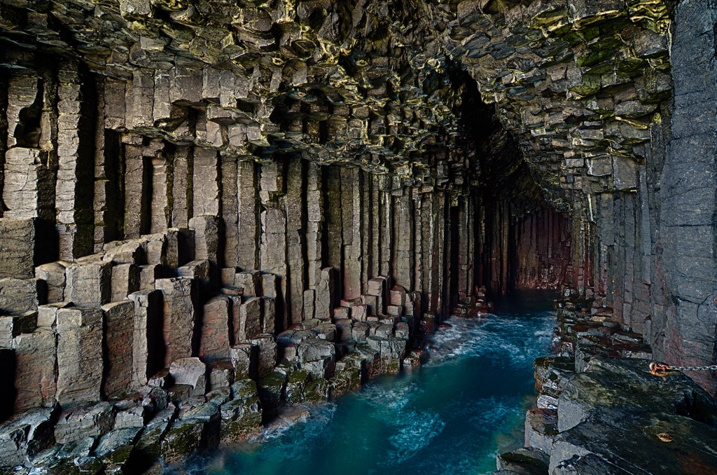 2. Hang động Fingal's Cave - Scotland: Fingal's Cave, nằm trên đảo Staffa, Scotland, nổi bật với cấu trúc đá bazan hình lục giác độc đáo. Hang động này có hình dáng giống như một nhà thờ với những cột đá đều đặn, tạo nên âm thanh vọng lại khi sóng biển đập vào. Âm thanh này đã truyền cảm hứng cho nhà soạn nhạc Felix Mendelssohn sáng tác bản nhạc "Fingal's Cave Overture".(Ảnh: Flickr)