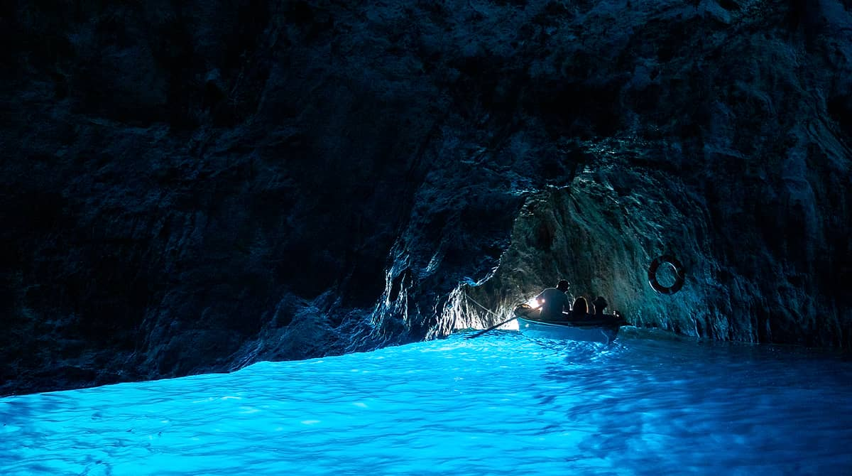 1. Hang động Blue Grotto - Ý: Nằm trên đảo Capri, hang động Blue Grotto là một trong những điểm đến nổi tiếng nhất tại Ý. Với ánh sáng xanh rực rỡ phản chiếu từ nước biển, hang động tạo nên khung cảnh huyền ảo, khiến du khách cảm giác như đang bước vào một thế giới khác. Blue Grotto đã trở thành biểu tượng của vẻ đẹp kỳ diệu của thiên nhiên, thu hút hàng ngàn du khách mỗi năm. (Ảnh: Capri.com)