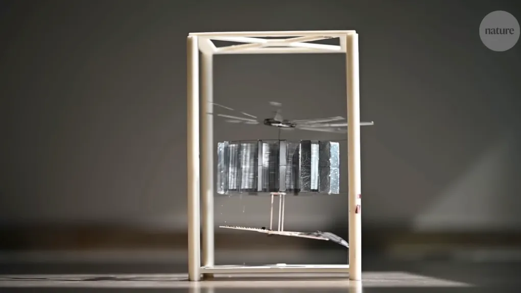 Trong một bước tiến đột phá của công nghệ hàng không, nhóm nhà khoa học tại Đại học Hàng không Vũ trụ Bắc Kinh đã phát triển thành công CoulombFly, phương tiện bay nhỏ và nhẹ nhất thế giới chạy bằng năng lượng mặt trời. (Ảnh: BGR)