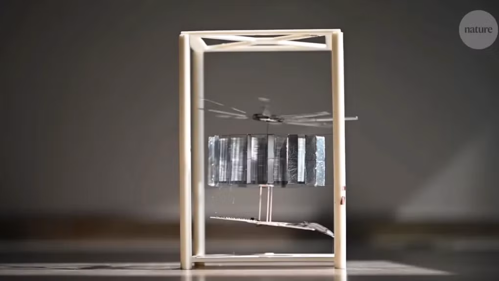 Trong một bước tiến đột phá của công nghệ hàng không, nhóm nhà khoa học tại Đại học Hàng không Vũ trụ Bắc Kinh đã phát triển thành công CoulombFly, phương tiện bay nhỏ và nhẹ nhất thế giới chạy bằng năng lượng mặt trời. (Ảnh: BGR)