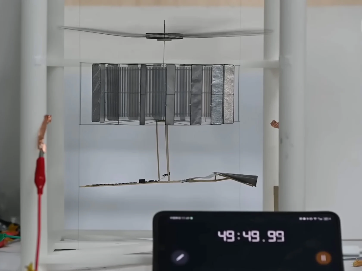 Với hiệu suất nâng cao, đạt 30,7 gram mỗi watt và chỉ tiêu thụ 0,568 watt để bay trong không khí, CoulombFly có thể bay liên tục dưới ánh sáng mặt trời tự nhiên. (Ảnh: Yanko Design)