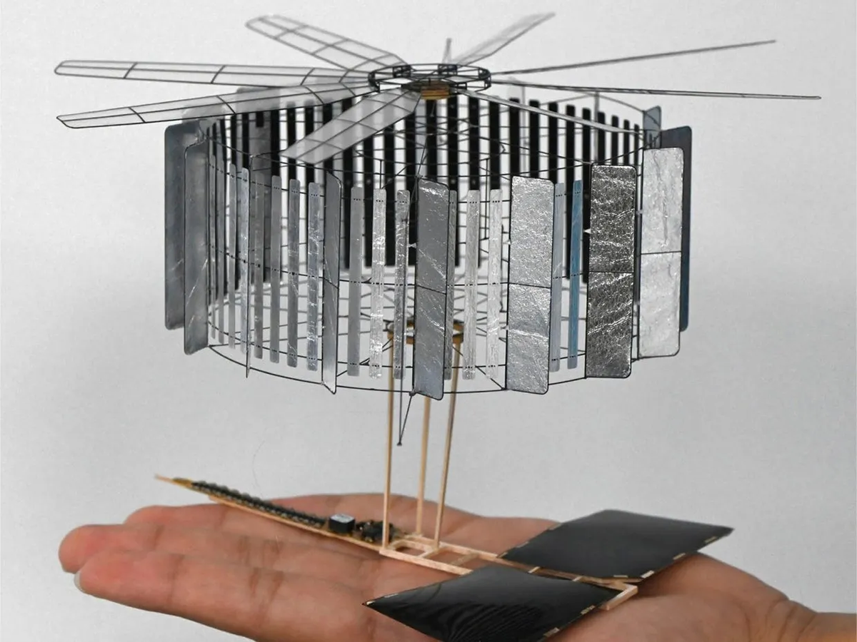 Với trọng lượng chỉ khoảng 4 gram, nhẹ hơn một tờ giấy A4, và sải cánh dài khoảng 20 cm, CoulombFly đã mở ra một kỷ nguyên mới cho các thiết bị bay siêu nhỏ. (Ảnh: IEEE Spectrum)