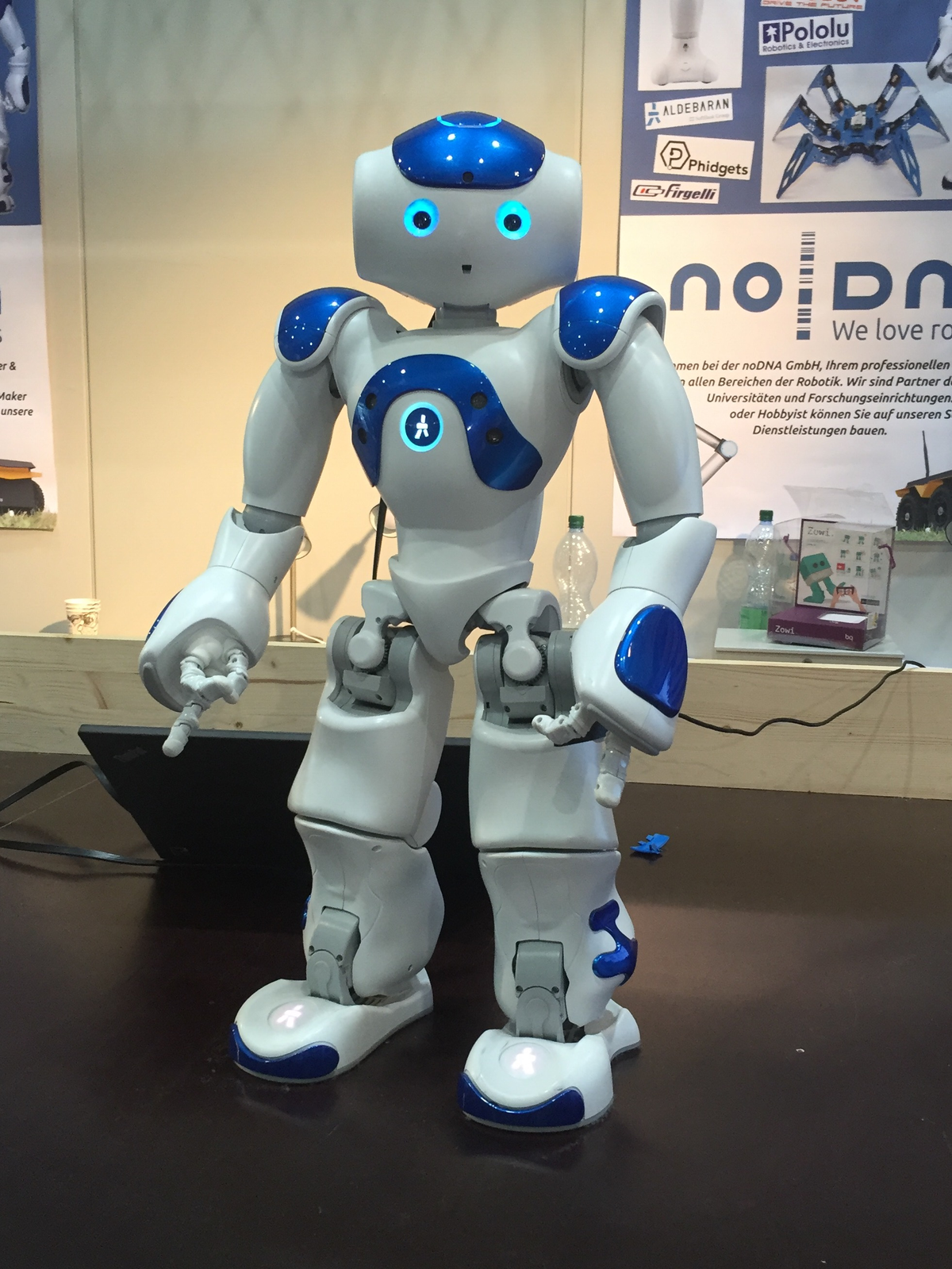 7. Nao, sản phẩm của công ty Aldebaran Robotics (nay là SoftBank Robotics), là một robot hình người nhỏ gọn được thiết kế chủ yếu cho mục đích giáo dục và nghiên cứu. Với chiều cao chỉ 58 cm, Nao có khả năng di chuyển, nói chuyện, và tương tác với con người một cách tự nhiên. Robot này đã được sử dụng rộng rãi trong các trường học và viện nghiên cứu để giảng dạy về lập trình, AI, và robot học. Khả năng dễ dàng lập trình và tương tác của Nao khiến nó trở thành công cụ giáo dục đắc lực.(Ảnh:Wikipedia)